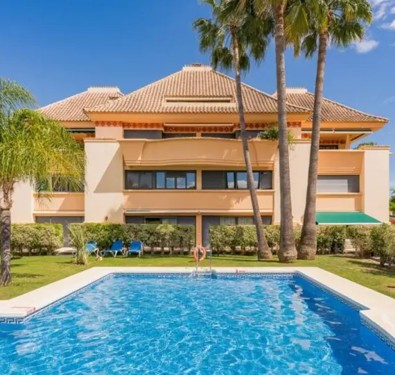Venta de apartamento en planta media en Nueva Andalucía