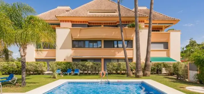 Venta de apartamento en planta media en Nueva Andalucía 0