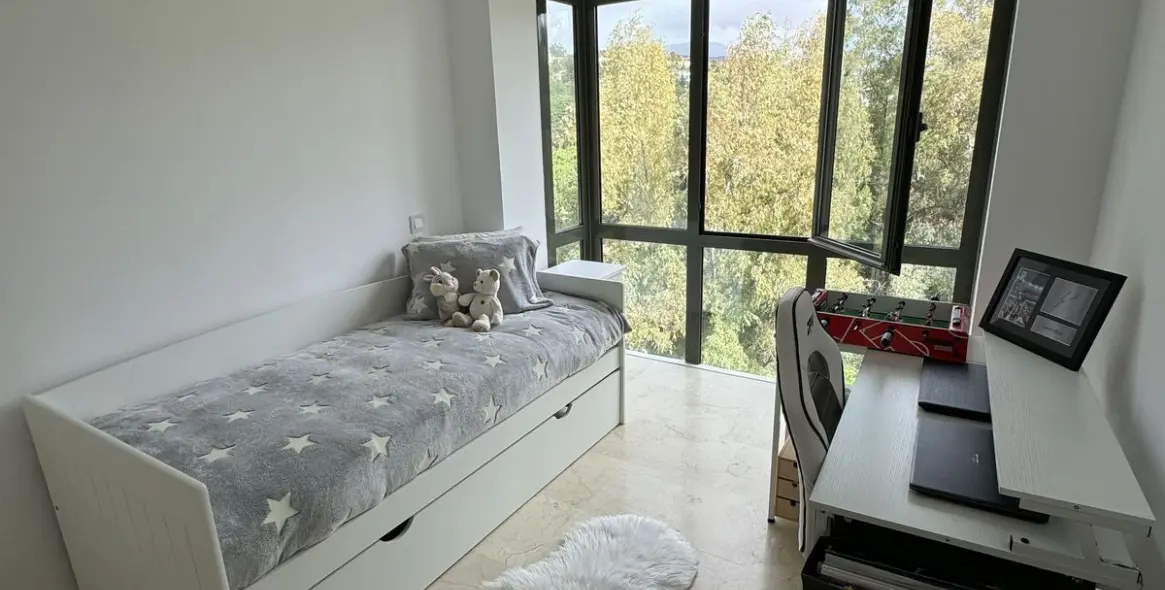 Venta de apartamento en planta media en Nueva Andalucía 21