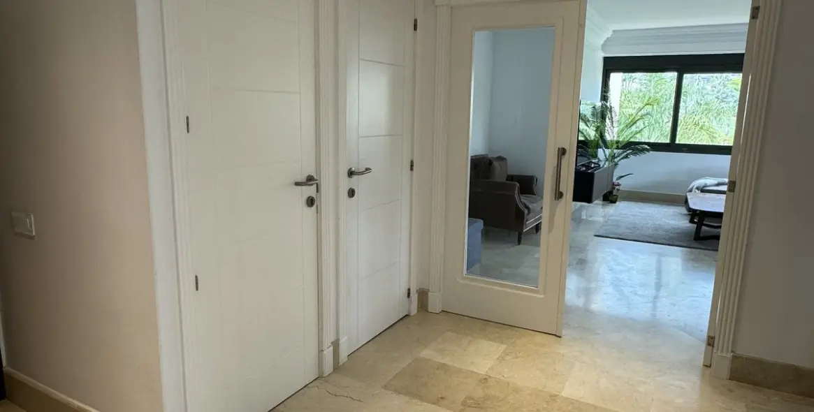 Venta de apartamento en planta media en Nueva Andalucía 22