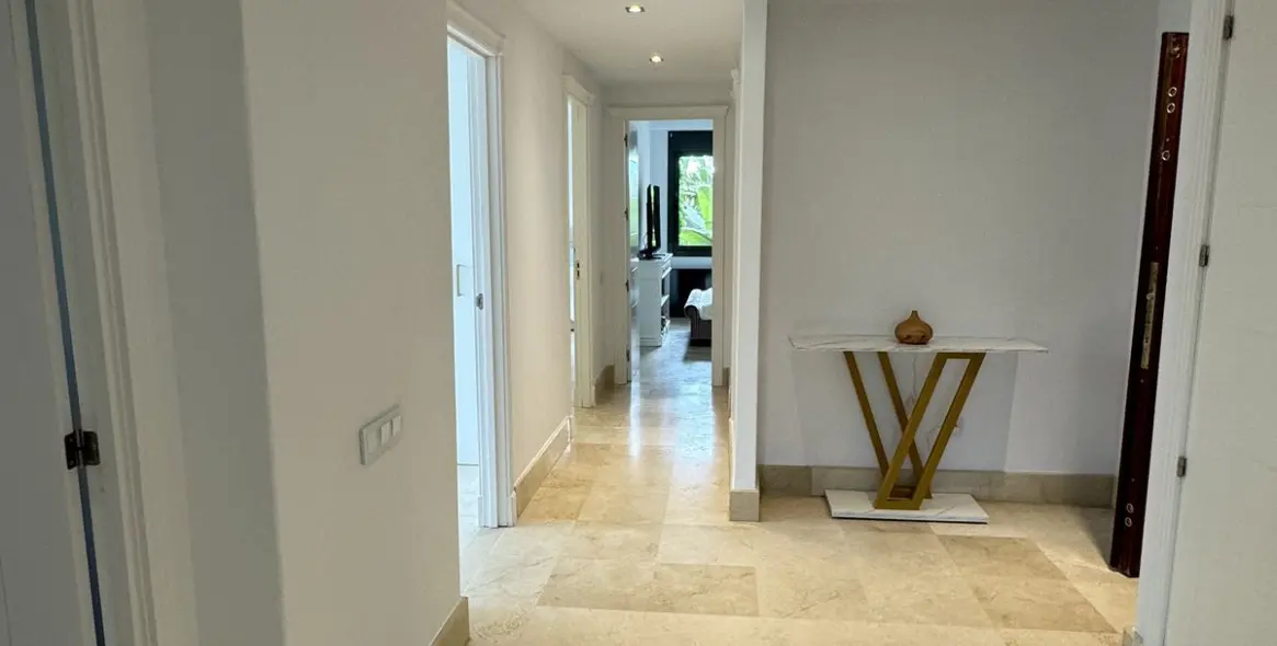 Venta de apartamento en planta media en Nueva Andalucía 23