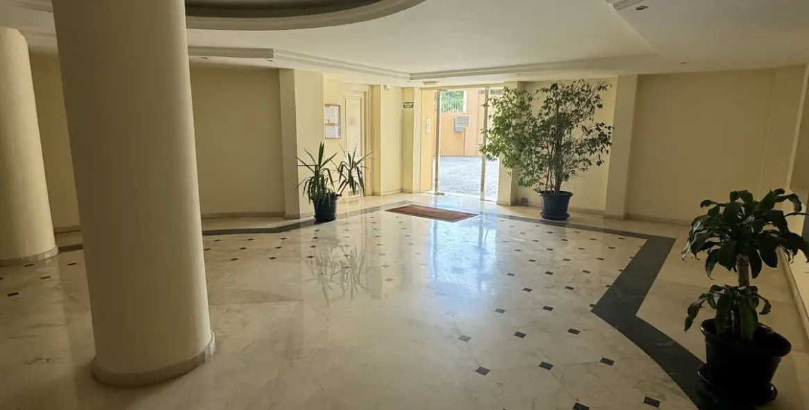 Venta de apartamento en planta media en Nueva Andalucía 26