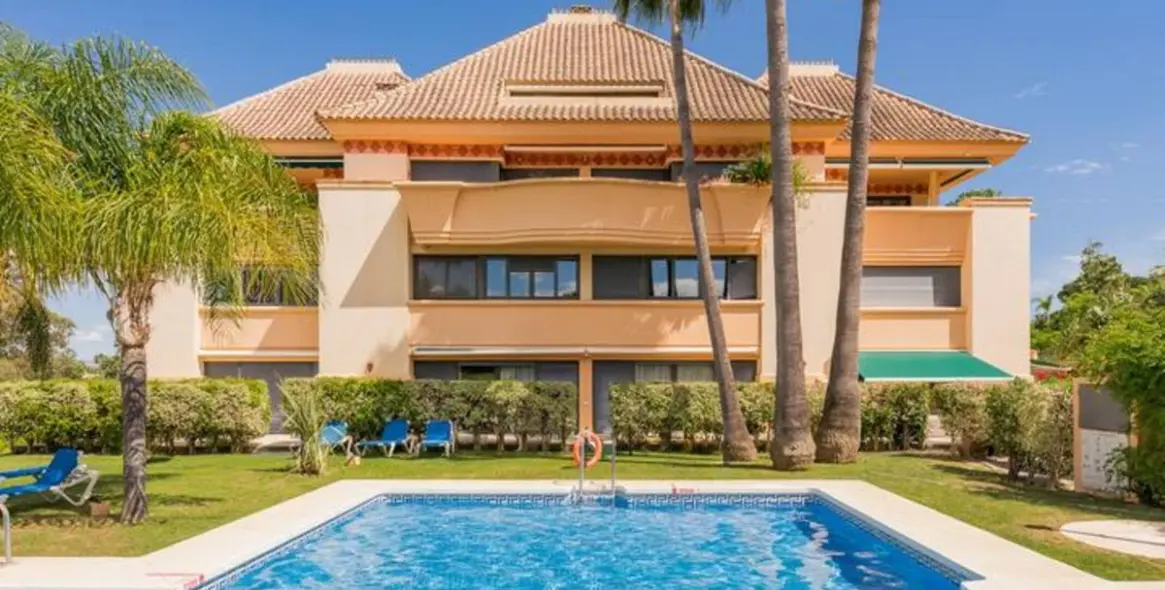 Venta de apartamento en planta media en Nueva Andalucía 1