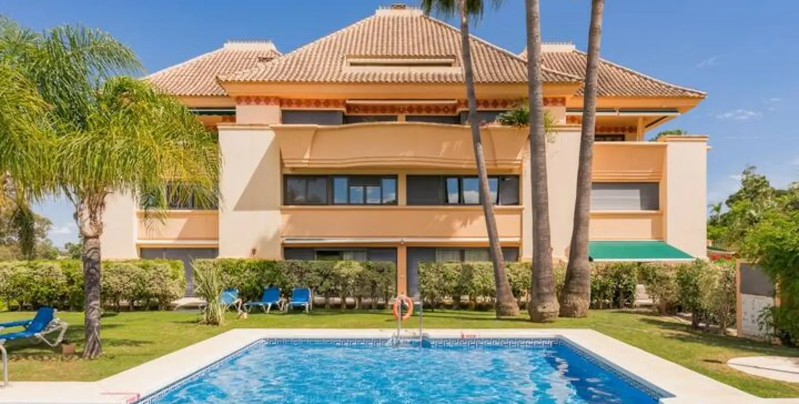 Sale of middle floor apartment in Nueva Andalucía 1