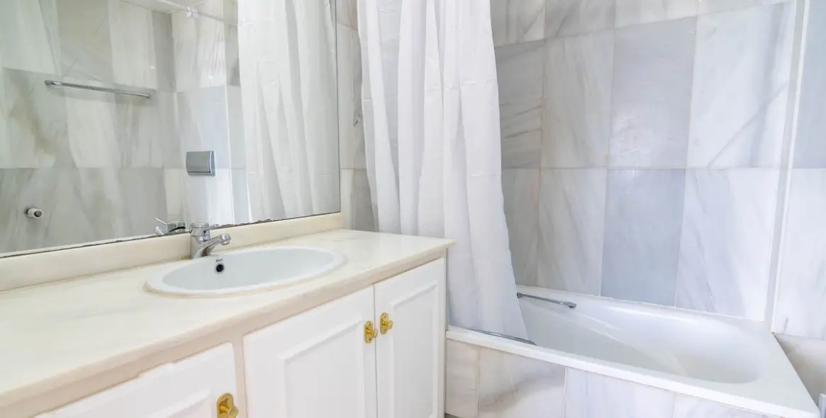 Sale of townhouse in Estepona 23