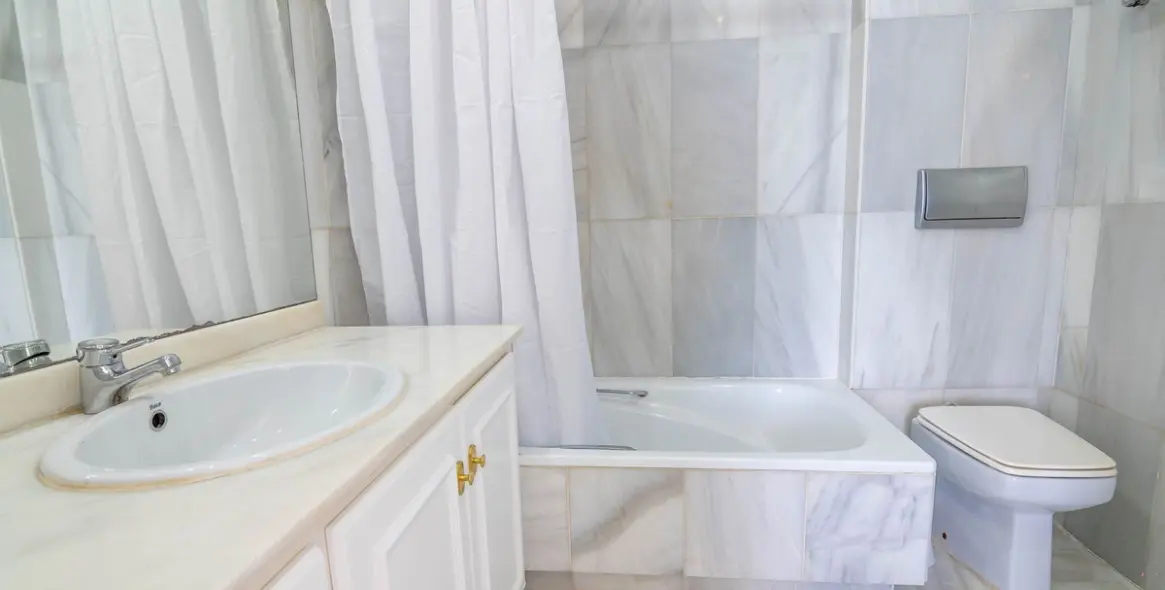 Sale of townhouse in Estepona 24