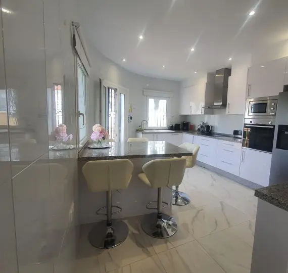 Sale of detached villa in El Faro