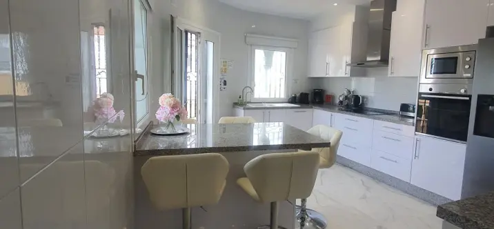 Sale of detached villa in El Faro 4