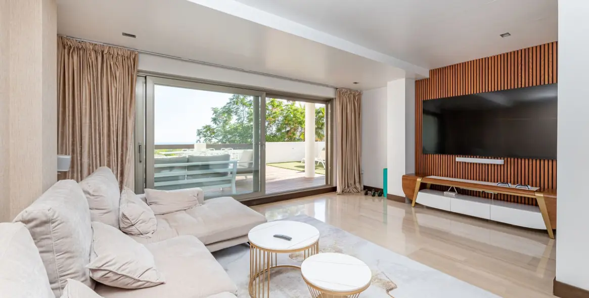 Venta de apartamento en planta media en Benahavís 1