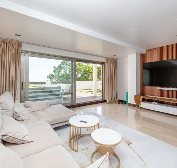 Venta de apartamento en planta media en Benahavís