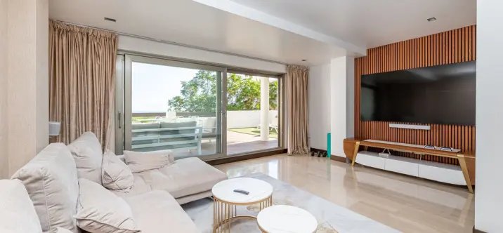 Venta de apartamento en planta media en Benahavís 0
