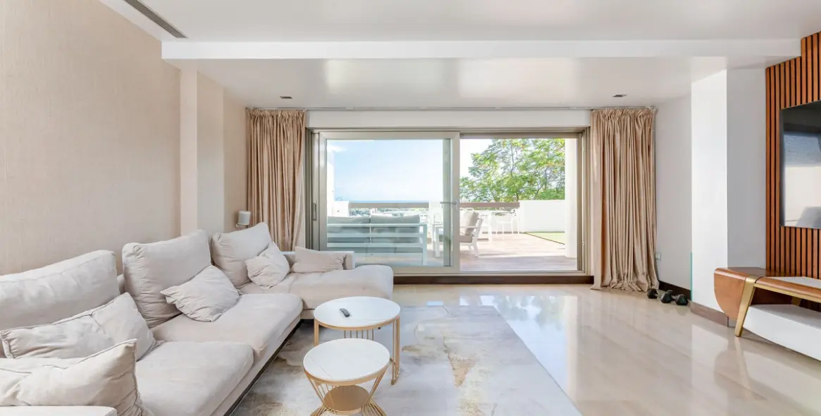 Venta de apartamento en planta media en Benahavís 2