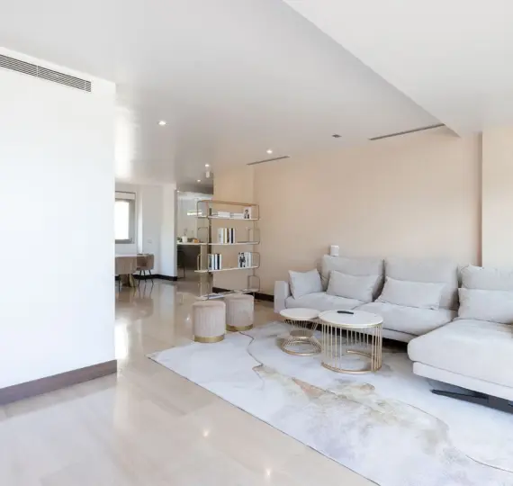 Venta de apartamento en planta media en Benahavís