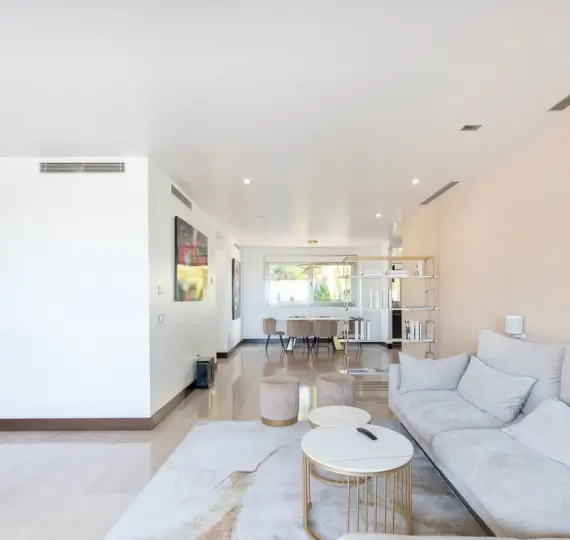 Venta de apartamento en planta media en Benahavís