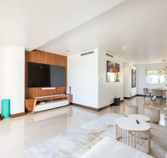 Venta de apartamento en planta media en Benahavís