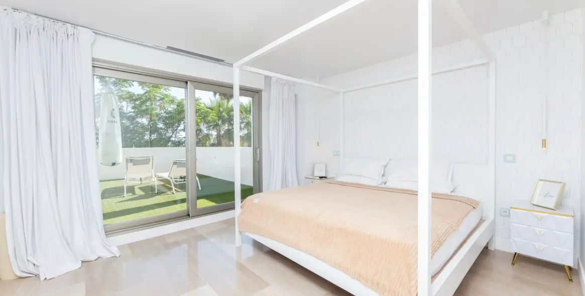 Venta de apartamento en planta media en Benahavís 12