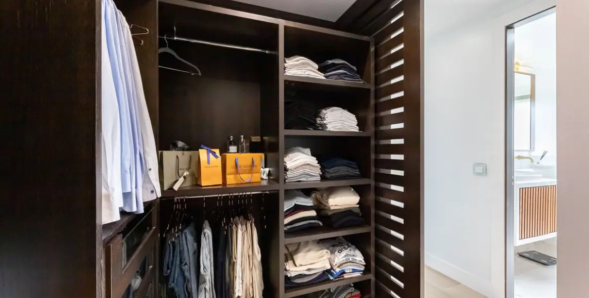 Venta de apartamento en planta media en Benahavís 18