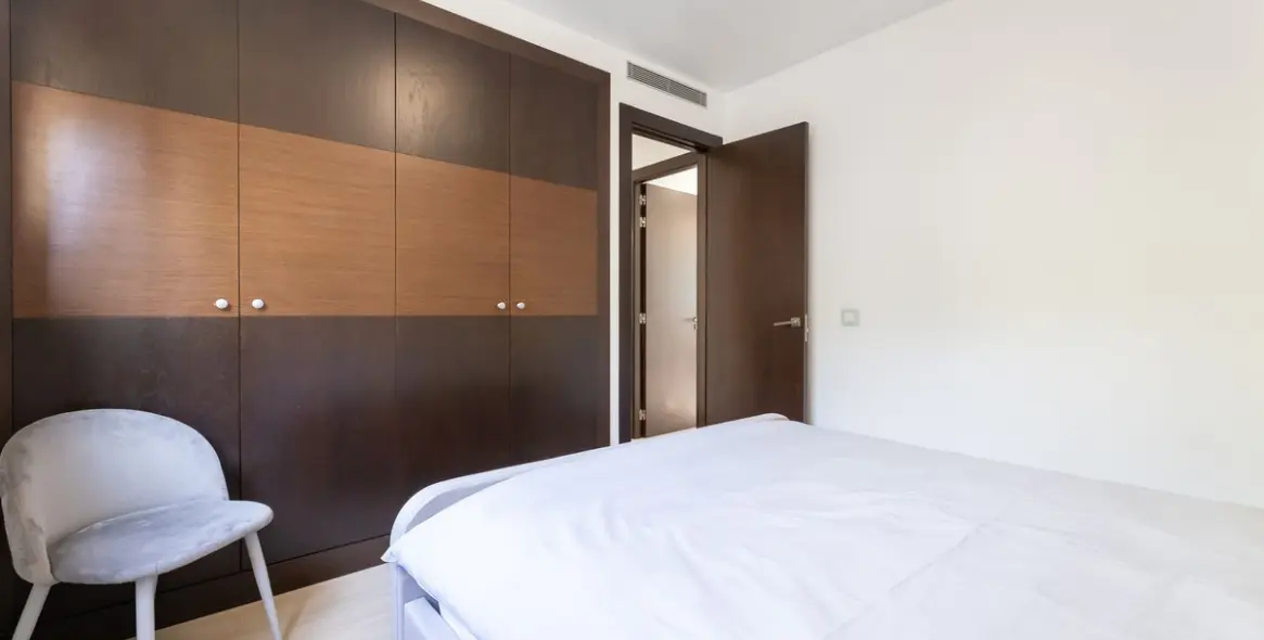 Venta de apartamento en planta media en Benahavís 20