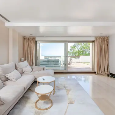 Sale of middle floor apartment in Benahavís