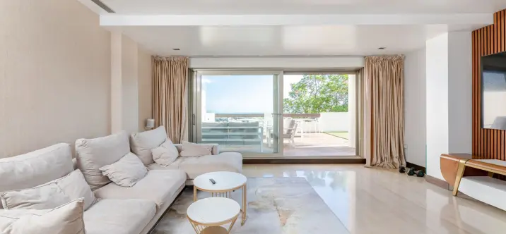 Sale of middle floor apartment in Benahavís 1