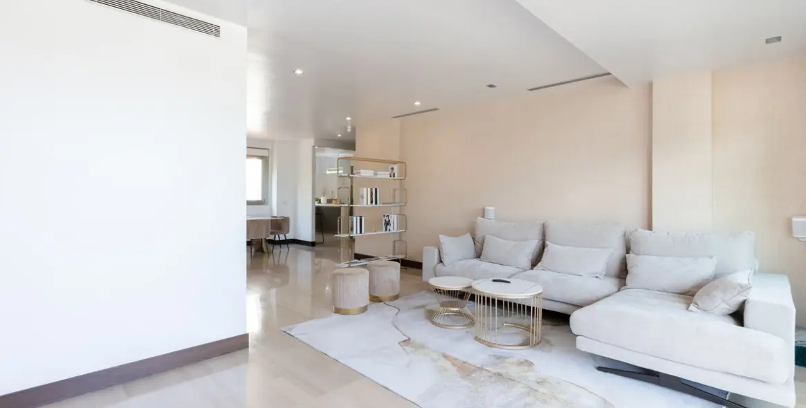 Venta de apartamento en planta media en Benahavís 3