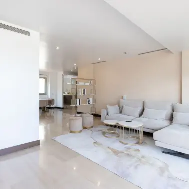 Sale of middle floor apartment in Benahavís