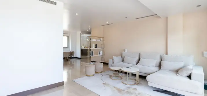 Sale of middle floor apartment in Benahavís 2