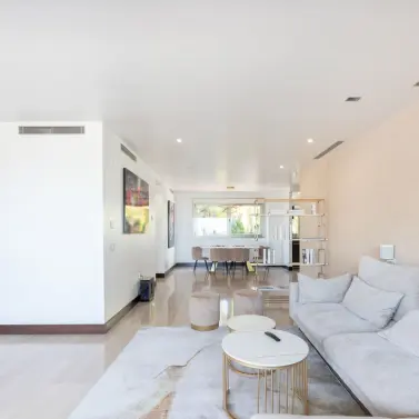 Sale of middle floor apartment in Benahavís