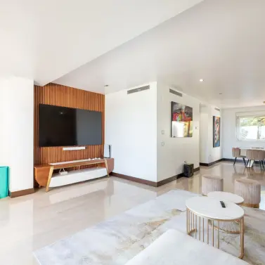 Sale of middle floor apartment in Benahavís