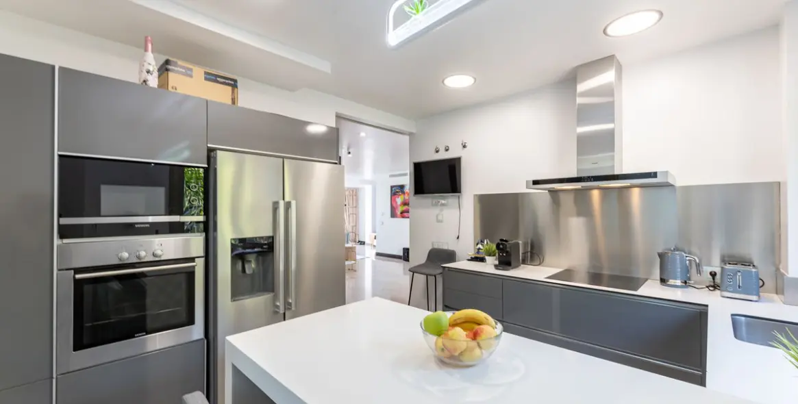 Venta de apartamento en planta media en Benahavís 9