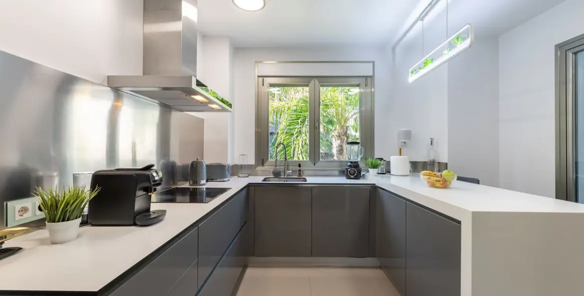 Venta de apartamento en planta media en Benahavís 11