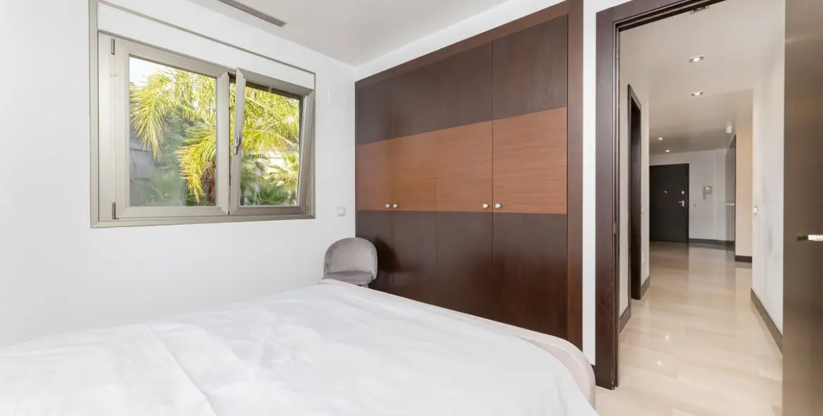 Venta de apartamento en planta media en Benahavís 21