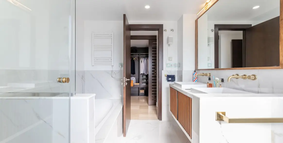 Venta de apartamento en planta media en Benahavís 24