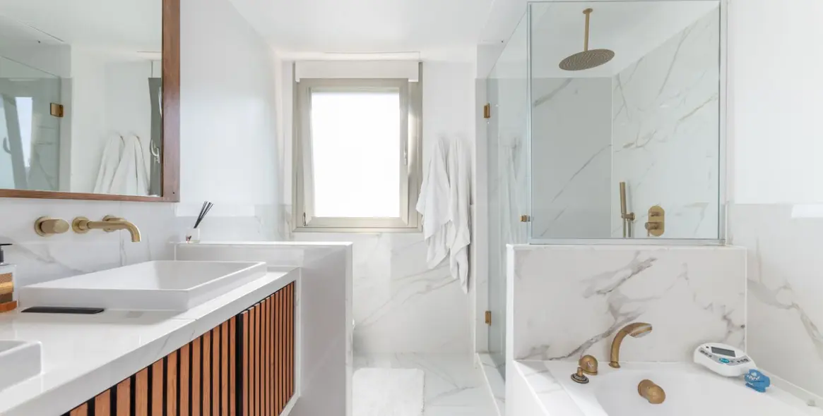 Venta de apartamento en planta media en Benahavís 25