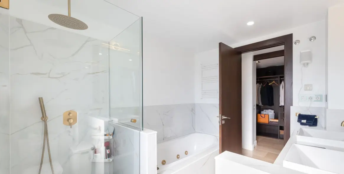 Venta de apartamento en planta media en Benahavís 26