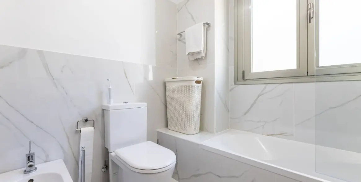 Venta de apartamento en planta media en Benahavís 28