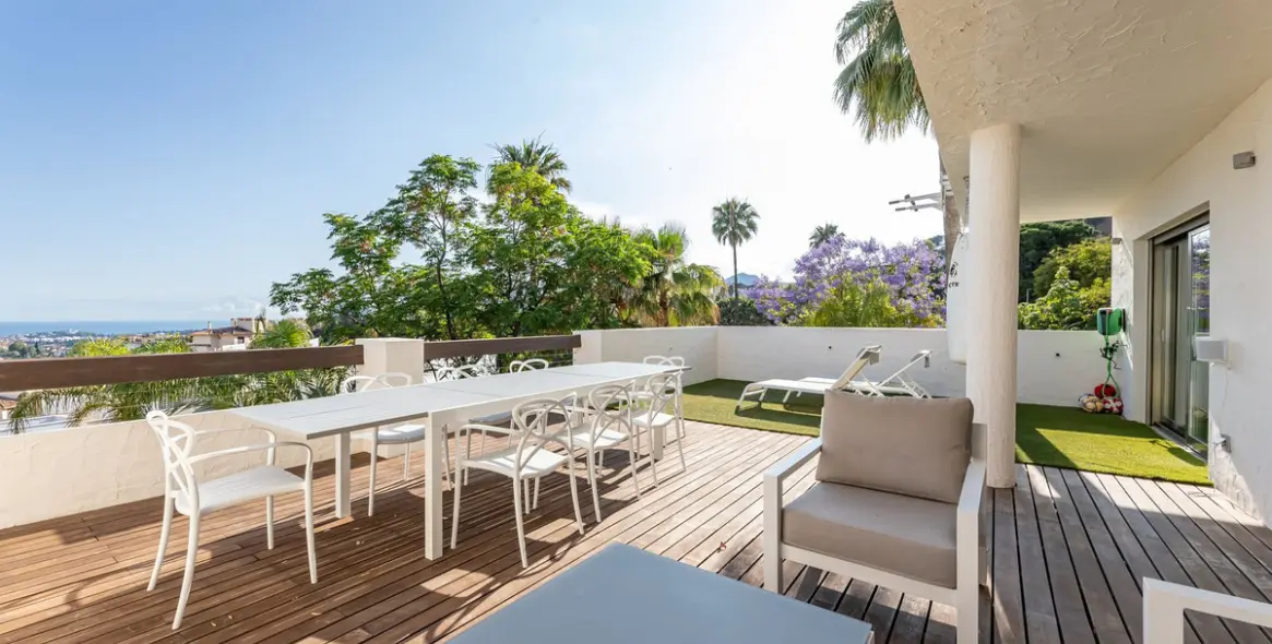 Venta de apartamento en planta media en Benahavís 30