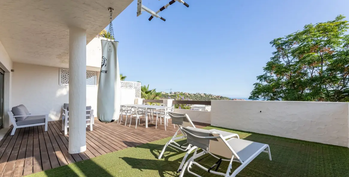 Venta de apartamento en planta media en Benahavís 33