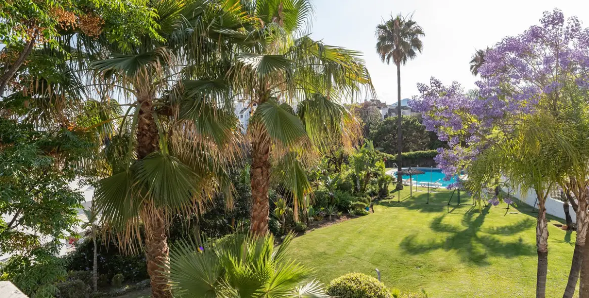 Venta de apartamento en planta media en Benahavís 35