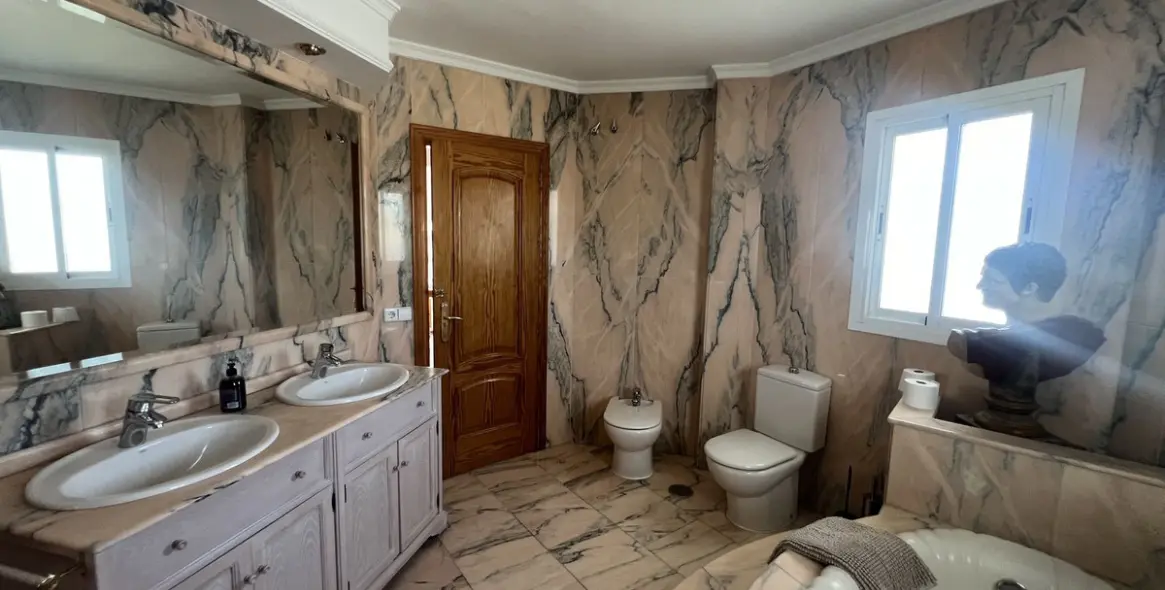 Sale of semi-detached house in San Pedro de Alcántara 18