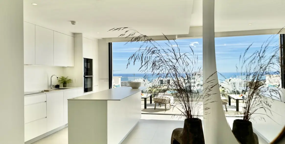 Sale of middle floor apartment in Fuengirola 1
