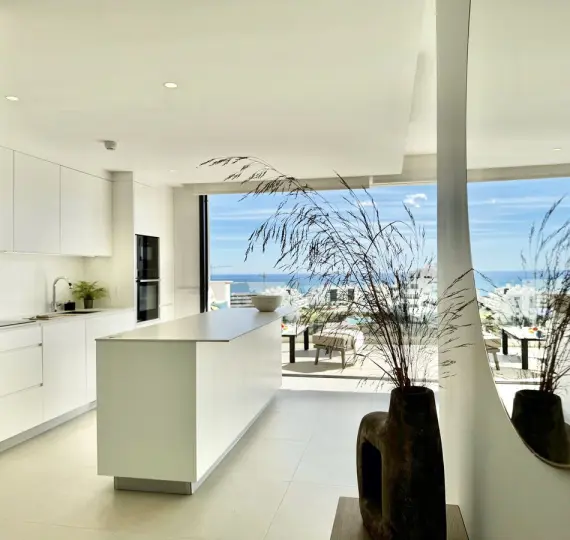 Sale of middle floor apartment in Fuengirola