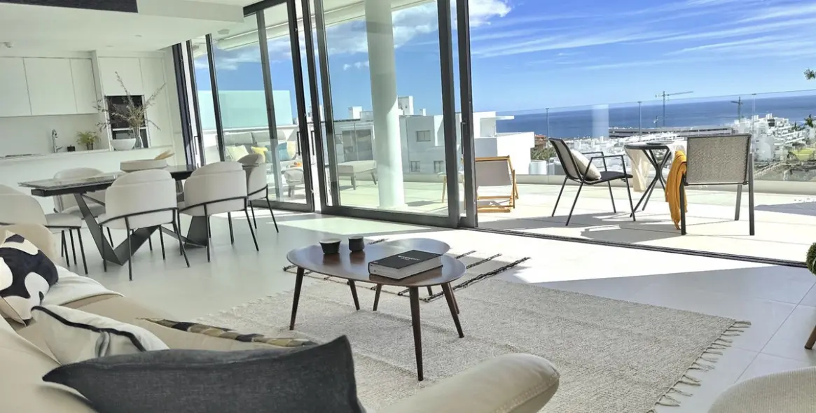 Sale of middle floor apartment in Fuengirola 2