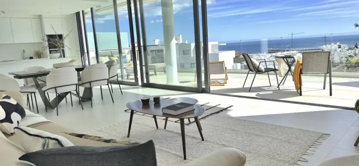 Sale of middle floor apartment in Fuengirola 1