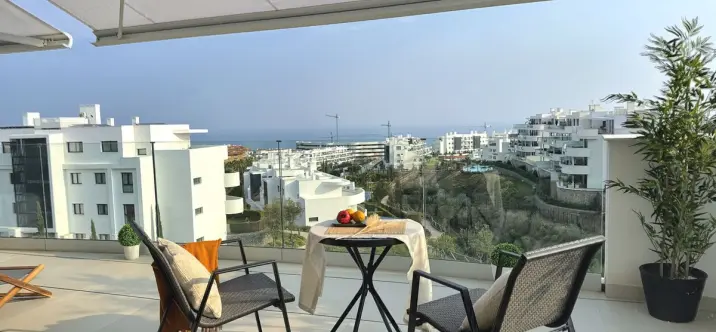 Sale of middle floor apartment in Fuengirola 2