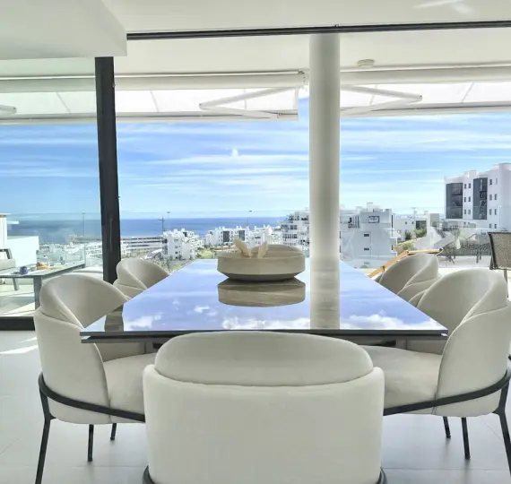 Sale of middle floor apartment in Fuengirola