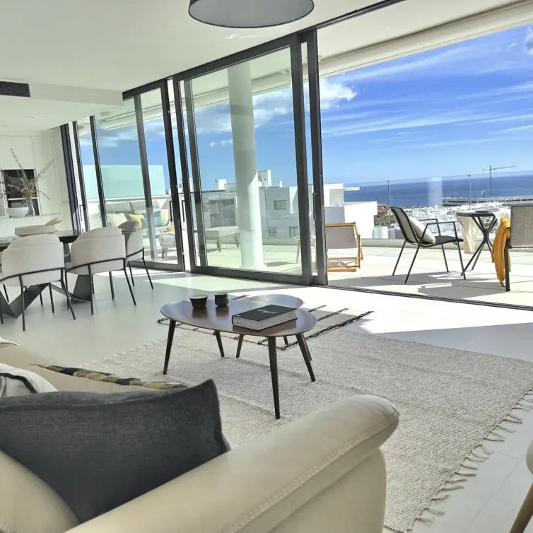 Sale of middle floor apartment in Fuengirola