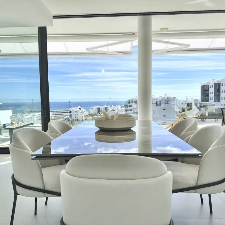 Sale of middle floor apartment in Fuengirola