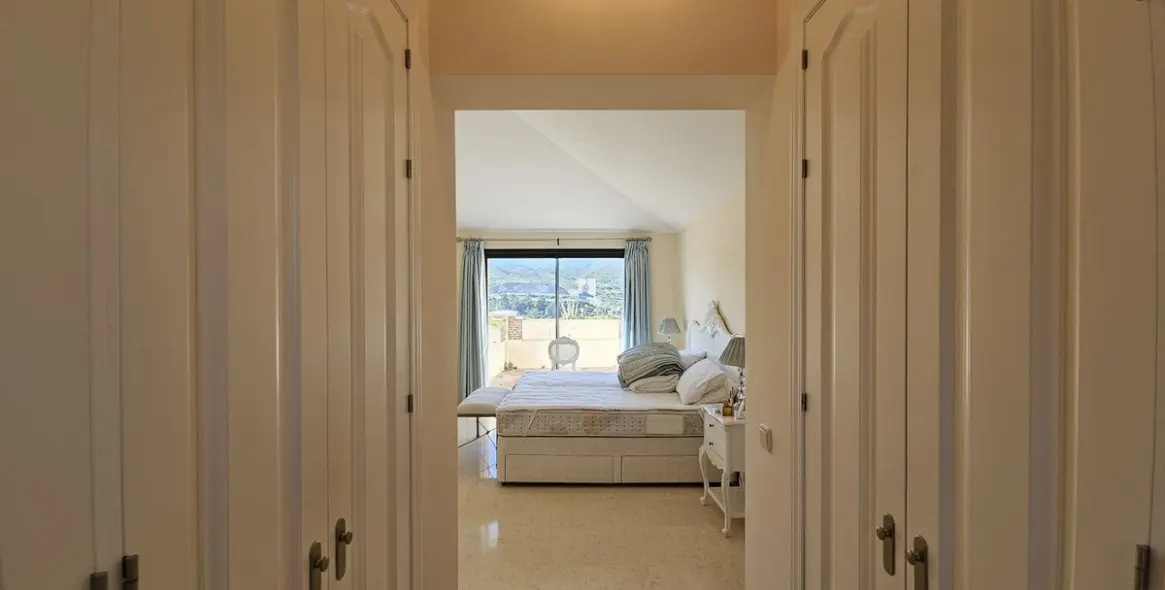 Sale of penthouse duplex in Benahavís 16