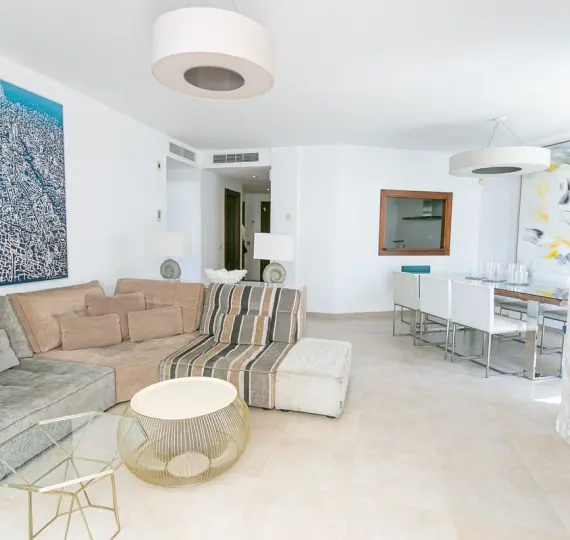 Продажа двухуровневого пентхауса в Altos de los Monteros